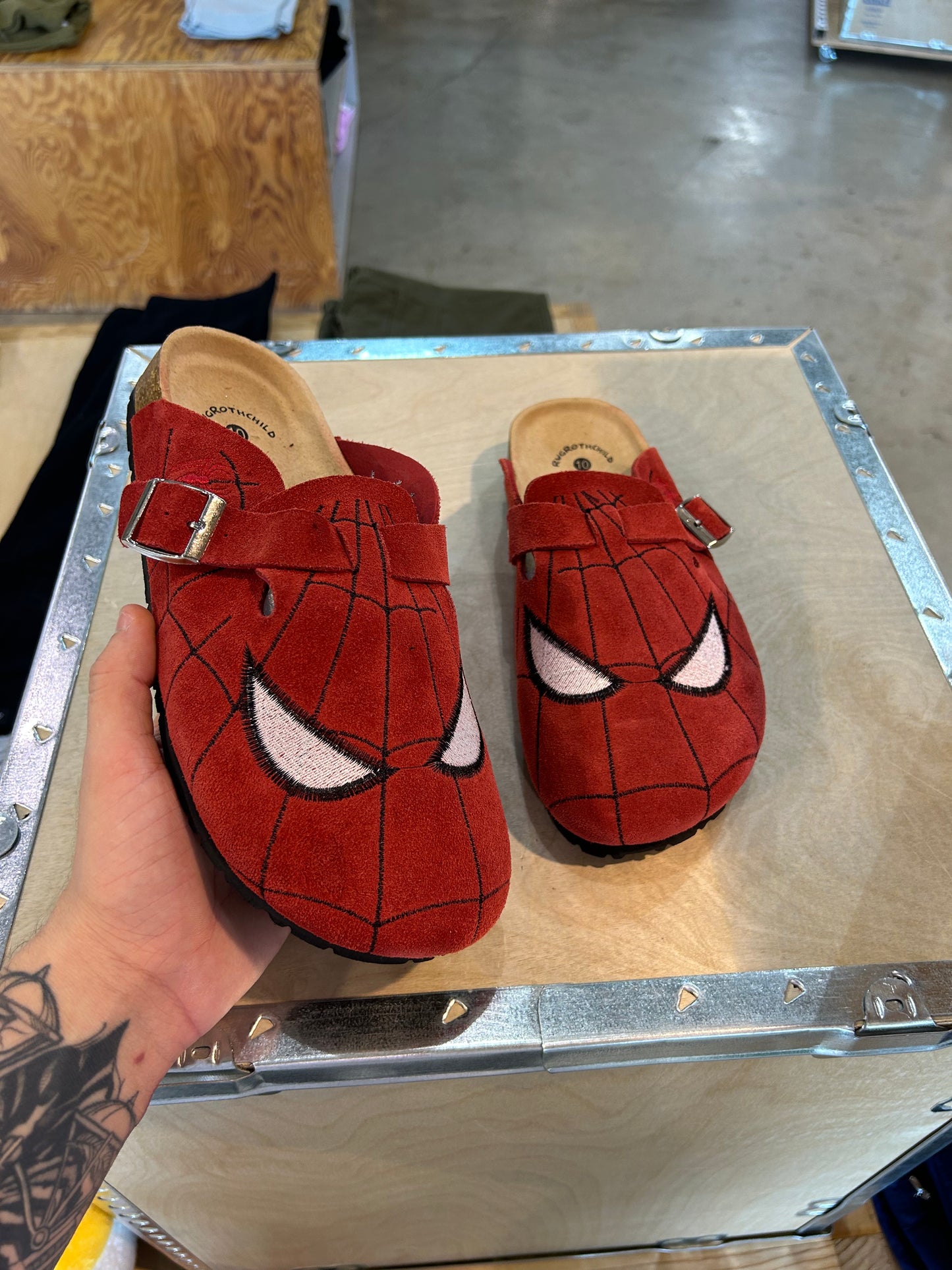 SPIDER CLOGS