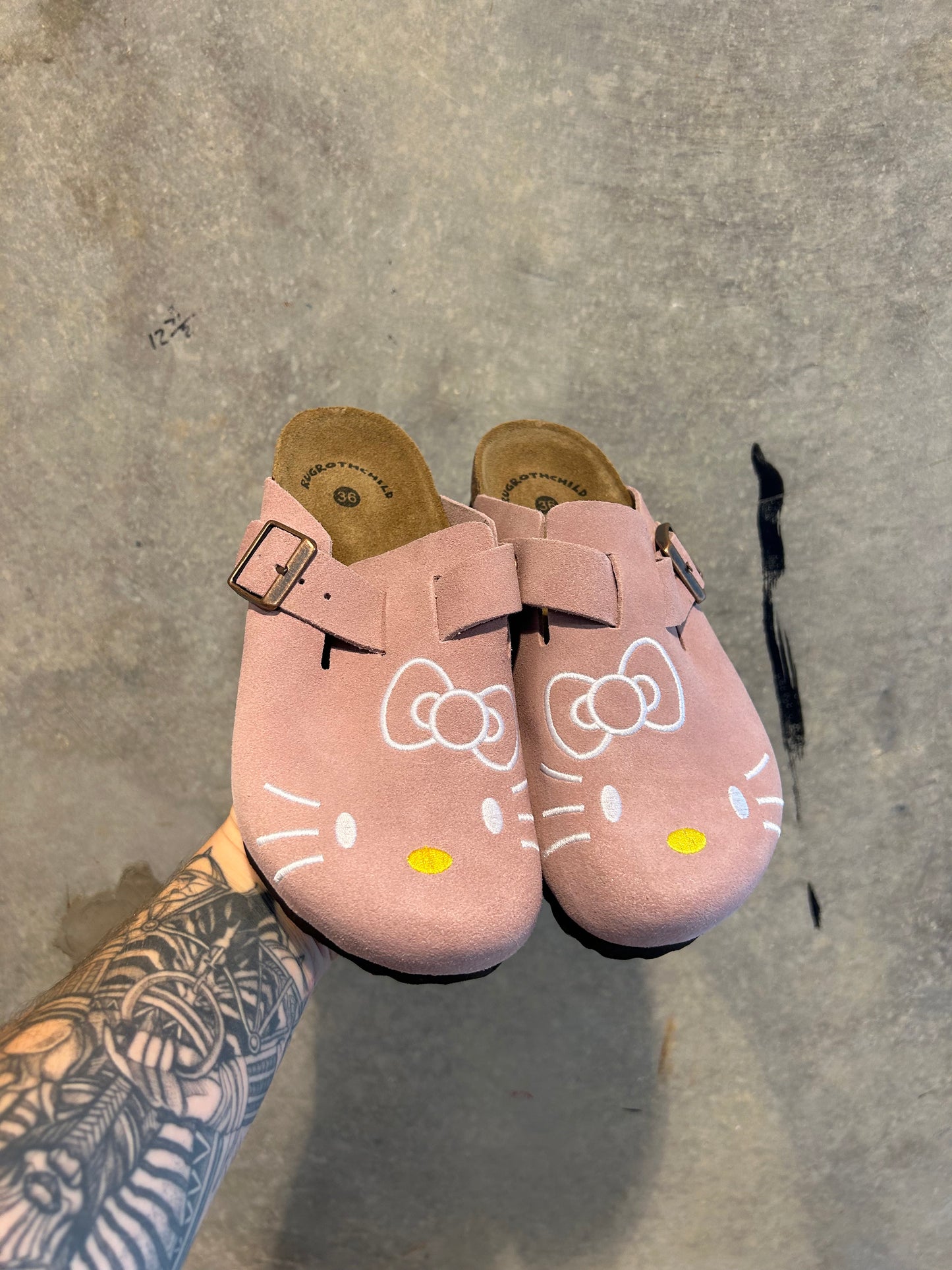 HELLO KITTY CLOGS